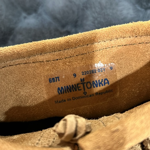 Minnetonka Ladies Tan Fringe Moccasins - Picture 6 of 6